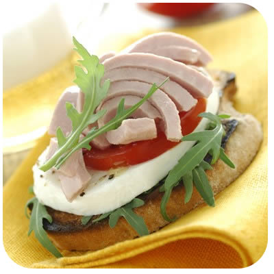 Bruskete caprese s rajčicom i rukolom